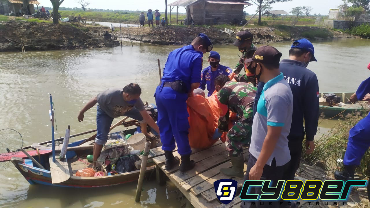 Sat Polair Polda Jabar Evakuasi Mayat Sat Polair Polres di Sungai Payang
